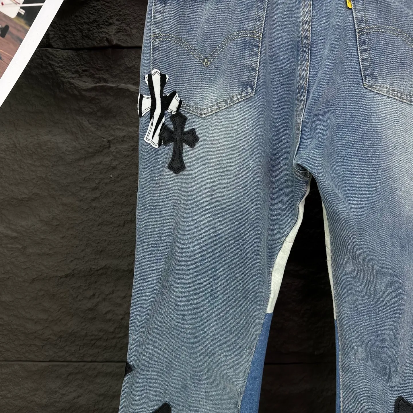 P290 GALLERY DEPT. & Croixin co-branded 2025 new limited-edition zebra print black large cross leather couple's bootcut jeans 🔥High version🔥High version🔥 Top ceiling quality Styles with different washed textures are very friendly to people with thin legs and thick legs. The bootcut version is very flattering. Moderate length that never goes out of style, easy to match with casually, basic styling for various styles, a must-have in the wardrobe! The fabric is stiff but also makes the upper body soft without losing texture. The washing process is even more perfect. It is a must-have item for everyone! ! ! Washed wheat, hang tag, pants label, three complete labels, color: blue, size: 28, 30, 32, 34, 36 (five sizes)